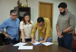 Imagem da notícia - Wilson Lima assina carta solicitando apoio do Governo Federal no combate às queimadas no Amazonas