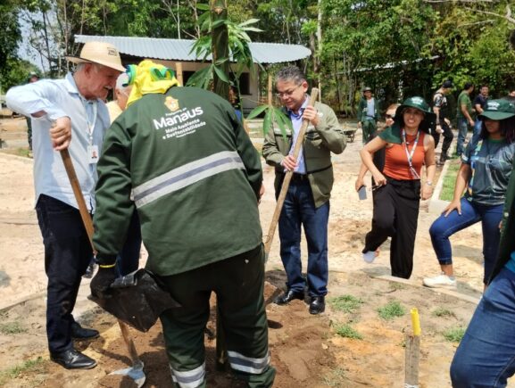 Ipaam e Semmas plantam mudas nativas em área verde voltada para o lazer da população