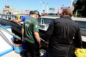 Imagem da notícia - Ipaam aplica multa de R$ 600 mil em empresa responsável pelo vazamento de emulsão asfáltica no rio Negro