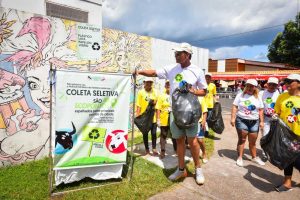 Imagem da notícia - Ator Victor Fasano orienta galeras dos bois sobre campanha do Governo e faz entrega de ecobags para coleta de resíduos