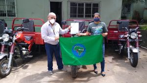 Imagem da notícia - Governo do Amazonas beneficia catadores com entrega de triciclos para atuação no interior do Estado