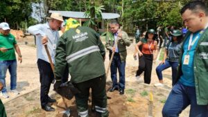 Imagem da notícia - Ipaam e Semmas plantam mudas nativas em área verde voltada para o lazer da população