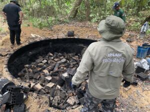 Imagem da notícia - Ipaam apreende madeira e destrói fornos de fabricação de carvão ilegal na Região Metropolitana de Manaus