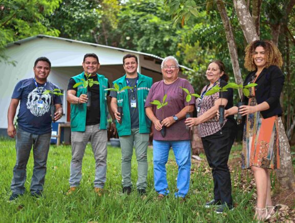 Servidores do Ipaam fazem o plantio de 150 mudas frutíferas e ornamentais em ação de preservação ambiental