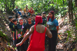 Imagem da notícia - Mais de 130 alunos visitam Bosque Vandete Rocha, no Ipaam, em primeira semana de atividades