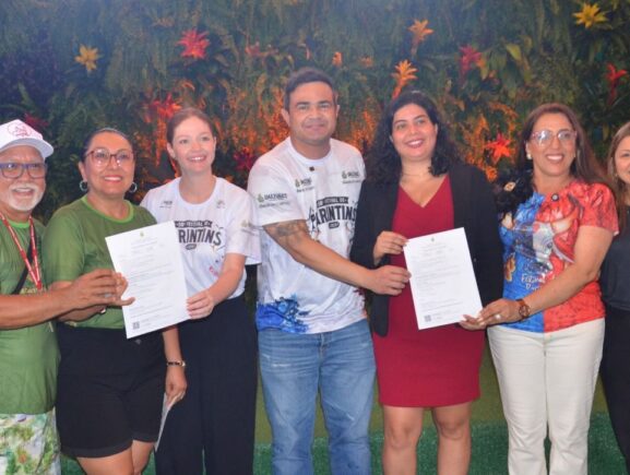 Festival de Parintins 2025: Governo do Amazonas entrega dispensas a pousadas e renova licença de marcenaria