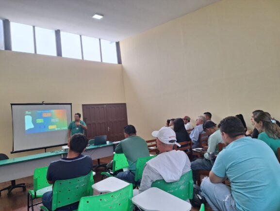 Ipaam orienta servidores, produtores e empreendedores rurais de Parintins sobre licenciamento ambiental