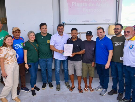 Governador Wilson Lima autoriza estrutura flutuante que fortalece o manejo de jacarés na Reserva Mamirauá