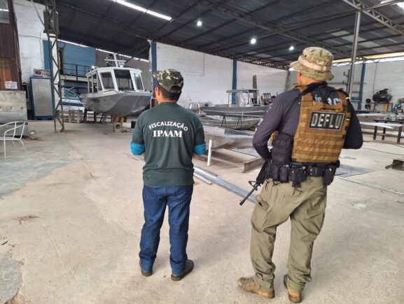 Estaleiro irregular é fechado e multado em mais de R$ 200 mil pelo Ipaam, no bairro Apare…