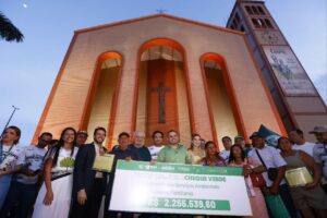 Em Parintins, Governador Roberto Cidade entrega R$ 2,2 milhões a produtores rurais por co…