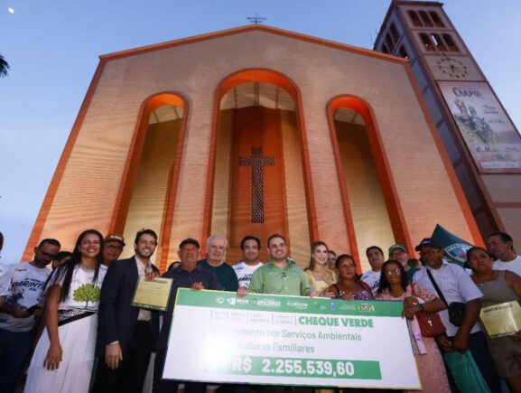 Em Parintins, Governador Roberto Cidade entrega R$ 2,2 milhões a produtores rurais por co…